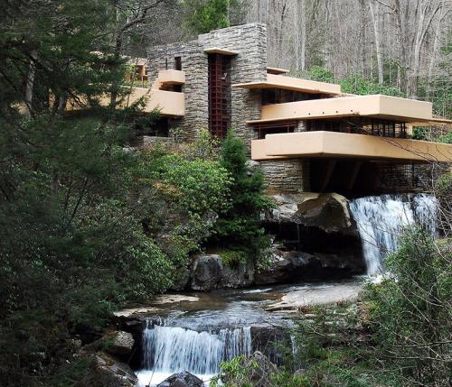 La Casa sulla Cascata: un'opera architettonica sorprendente 