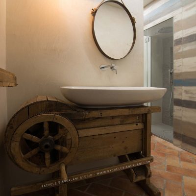 FIRM-rachele-biancalani-studio-industrial-style-main-bathroom-lamp-vintage-wood-diy-72dpi-web.jpg