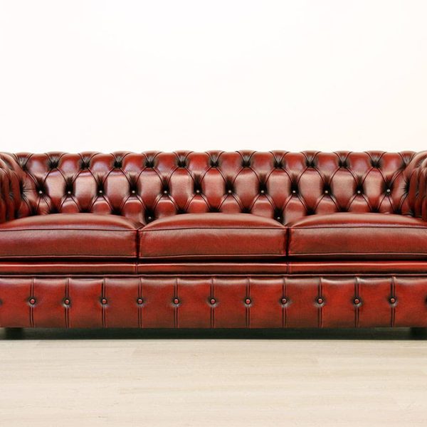 Divano Chesterfield 3 posti rosso in pelle asportata vintage eff